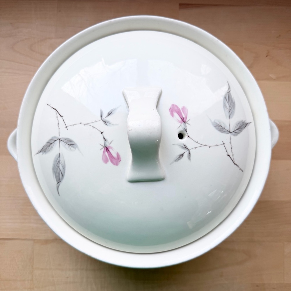 VINTAGE Mid-Century Modern Ballerina Rosette Covered Casserole Dish by Universal - Picture 3 of 12